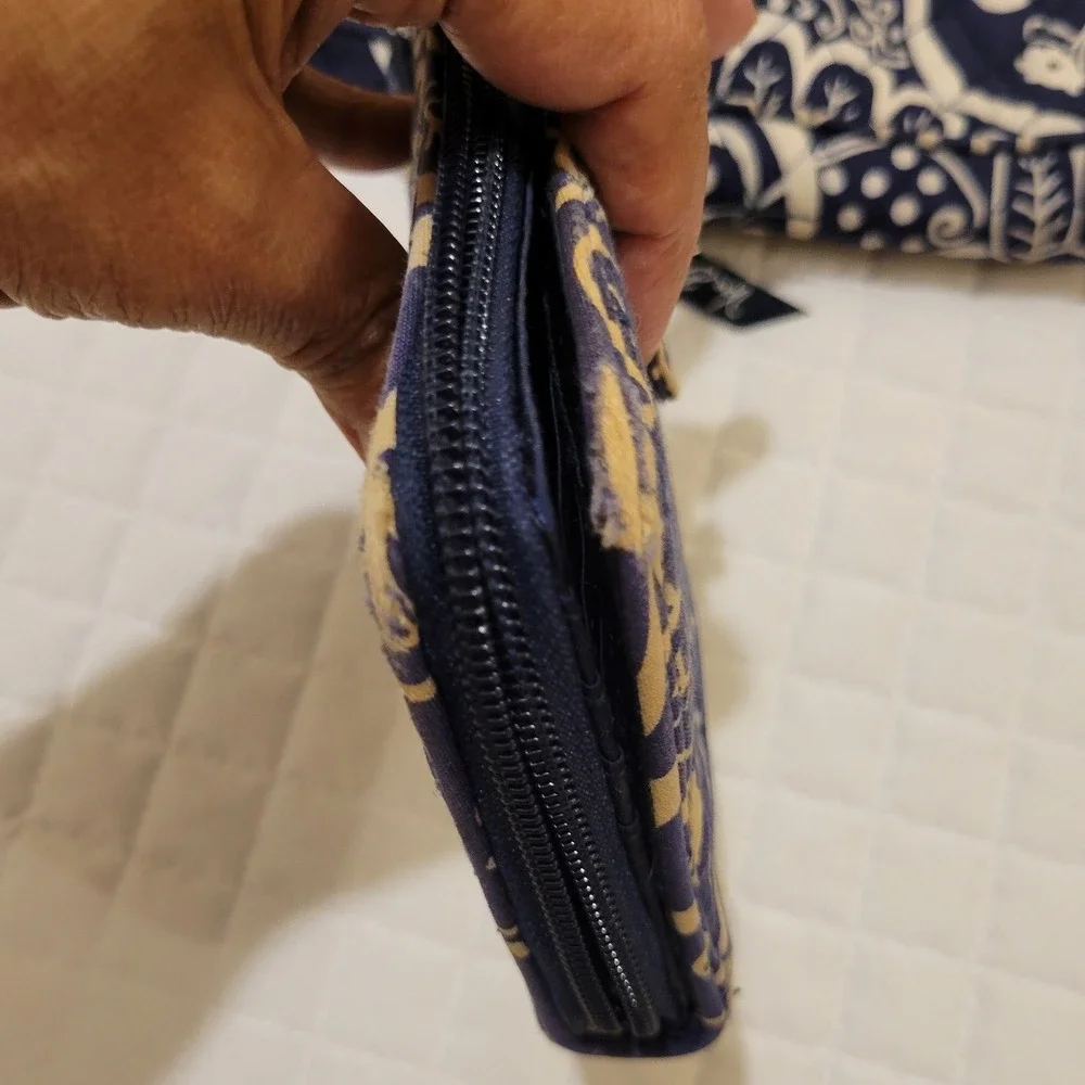 Vera Bradley Navy White Twirly Birds Floral Paisley Quilted Turnlock Wallet Fair